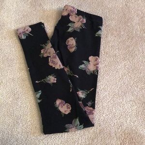 Aritzia’s Talula floral leggings